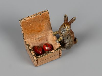 Бронзовая миниатюра. Кролик с пасхальными яйцами в шкатулке. Венская бронза. ХХ в. Размер 