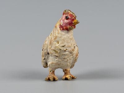 Бронзовая миниатюра. Белая курочка. Венская бронза ХХ в. Размер 19х19х9 мм. Маркировка на 