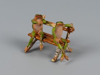Бронзовая миниатюра. Лягушки на скамейке. Венская бронза. ХХ в. Размер 25х33х23 мм. Без клейма. 