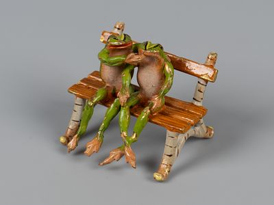 Бронзовая миниатюра. Лягушки на скамейке. Венская бронза. ХХ в. Размер 15х27х24 мм. Без клейма. 