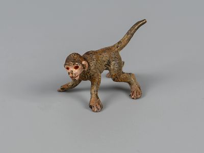 Бронзовая миниатюра. Обезьянка. Венская бронза. ХХ в. Размер 22х25х15мм. Без клейма. Следы 