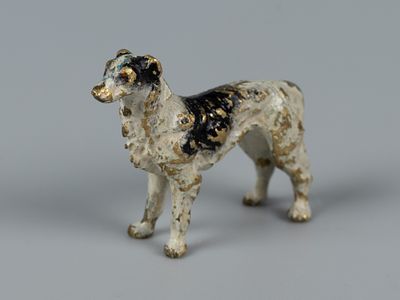 Бронзовая миниатюра. Собака, Борзая. Венская бронза. ХХ в. Размер 20х24х6 мм. Без клейма. 