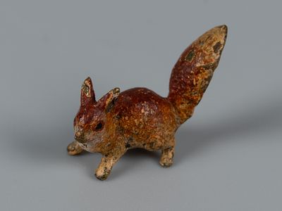 Бронзовая миниатюра. Белочка. Венская бронза. ХХ в. Размер 10х15х6 мм. Без клейма. Следы 