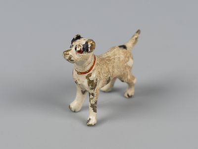 Бронзовая миниатюра. Собака в красном ошейнике. Венская бронза. ХХ в. Размер 16х22х7 мм. Без 