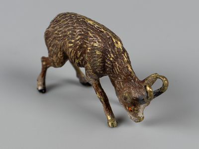 Бронзовая миниатюра. Козел. Венская бронза. ХХ в. Размер 25х15х7 мм. Без клейма Хорошее состояние