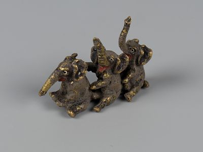 Бронзовая миниатюра. Три слона. Венская бронза. ХХ в. Размер 22х38х14 мм. Маркировка на донышке 