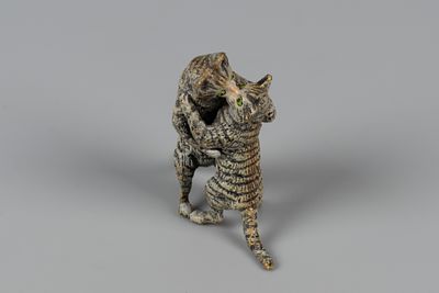 Бронзовая миниатюра. Обнимающиеся коты. Венская бронза. ХХ в. Размер 35х36х13 мм. Без клейма 