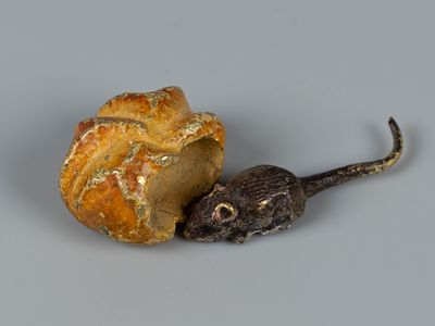 Бронзовая миниатюра. Мышка с булочкой. Венская бронза. ХХ в. Размер 10х30х15 мм. Маркировка на 