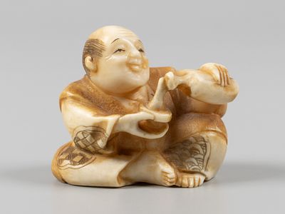 Нэцкэ. Японец с вином. Пьяница. Япония, руб. XIX-XX вв. Слоновая кость, тонировки. Высота 3,3 