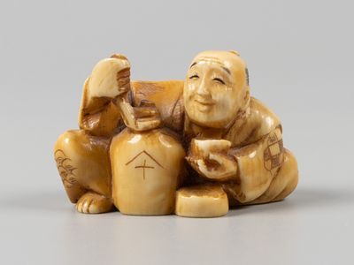 Нэцкэ. Продавец вина. Япония, нач. XX в. Слоновая кость, тонировки. Высота 3 см. Имитация 