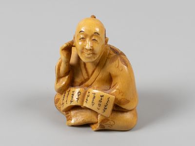 Нэцкэ. Ученый. Япония, руб. XIX-XX вв. Слоновая кость, тонировки. Высота 4 см. На основании 