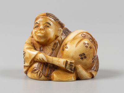 Нэцкэ. Ремесленник. Япония, руб. XIX-XX вв. Слоновая кость, тонировки. Высота 3,1 см. На 