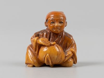 Нэцкэ. Мальчик с персиком. Япония, руб. XIX-XX вв. Слоновая кость, тонировки. Высота 3 см. На 