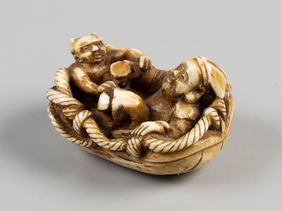 Нэцкэ. Дайкоку и демон в лодке. XIX в. Кость, резьба, тонировка, роспись. Размер 4х3,2х2,5 см. 