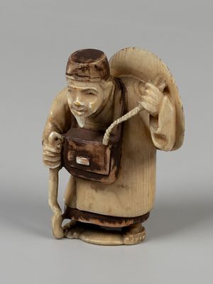 Нэцкэ. Странник. Руб. XIX-XX вв. Кость, тонировки. Высота 5 см. Следы бытования. Общее 