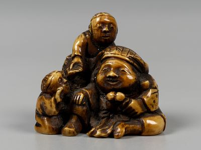 Нэцкэ. Дайкоку с двумя карако. Нач. XX в. Кость. Высота 2,7 см. На основании као автора. 