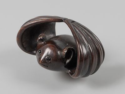 Нэцкэ. Летучая мышь. руб. XIX-XX в. Дерево, инкрустация перламутром и обсидианом. Размер 5х3 