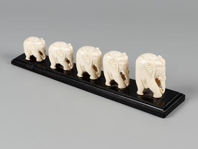 Статуэтка. Пять слонов. руб. XX-XXI вв. Кость, эбеновое дерево. Размер подставки 27х6х4,5х27 