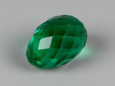 Пасхальное яйцо. Урановое стекло. Нач. XX в. Гранение. Размер 3,5х2,5 см. Следы бытования 