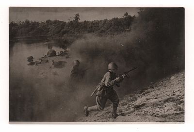 В атаку. Фотооткрытка периода ВОВ. Госкиноиздат Москва 1943 г. Открыточный формат. Хорошее 