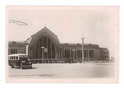 Киев. Вокзал. Автобус ЗИС-8. Довоенная фотооткрытка. "Мистецтво", Харьков №1. Открыточный 