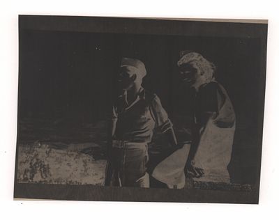 [Автограф фотографа] Пресс-фото. ВОВ. Югославский партизан с девушкой. Фотограф О. Кнорринг. 