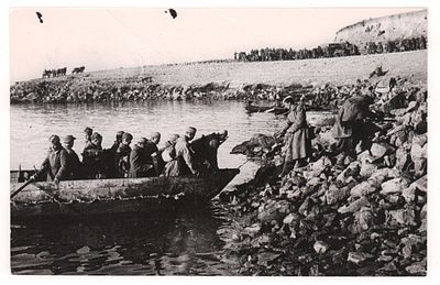 Пресс-фото. ВОВ. Бои под Киевом. Десант переправляется через Днепр. Фотограф О. Ландер. 