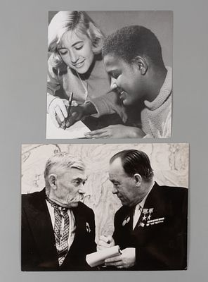 Пресс-фото. Фотограф неизвестен &laquo;Беседа российского и украинского хлеборобов&raquo; и фотограф 