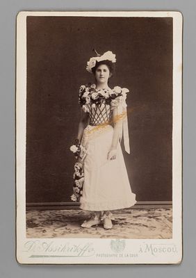 Балерина Мария Петипа в пластье с гирляндой цветов. Кабинетная фотография Асикритов, Москва. 