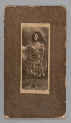 Цыганка. Кабинетная фотография увеличенного формата. Начало ХХ в. Кабинетный увеличенный формат. 