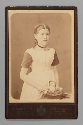 Гимназистка. Кабинетная фотография М. Конарскоий, Москва. 1886. Кабинетный формат. Подписана на 