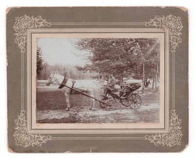Открытая карета с детьми. Фотография. Начало ХХ в. На паспарту. Размер фотографии 12х17 см. 