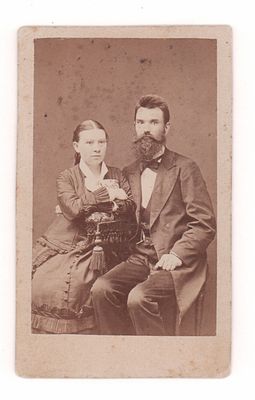Семейная пара. Визитная фотография Панибратцев, Вологда. 1880-е. Визитный формат. Печать 