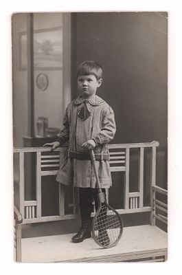 Девочка с теннисной ракеткой. Фотогграфия Белосток, Польша в составе РИ. Начало ХХ в. Открыточны 