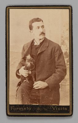 Князь Оболенский с любимой собачкой. Визитная фотография. Рубеж XIX-XX вв. Визитный формат. 