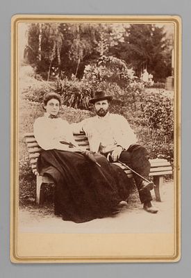 Князь А.Г. Щербатов с женой в парке на скамейке. Кабинетная фотография Начало ХХ в. Кабинетный 