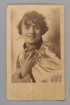 Фотография неизвестной на почтовой открытке. Atelier Geiringer & Horovitz. Начало XX века. Услов 