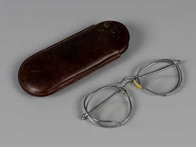 Очки Шведе Е.Е. Пер. пол. XX в. Металл, никелировка, стекло. В кожаном футляре. Ширина оправы 