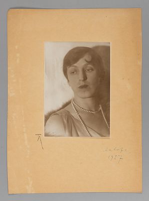 Ада Ивановна Оношкович-Яцына. Фотография. 1927. Фотография на двойной подложке. Формат по 