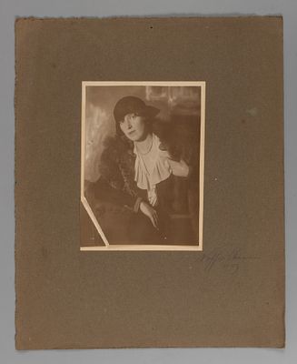 [Фотография М. Наппельбаума. Автограф] Ада Ивановна Оношкович-Яцына. Фотография. [1923?]. Фотогр 