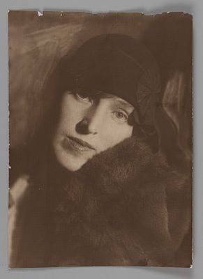 Ада Ивановна Оношкович-Яцына. Фотография. [1923?]. Формат 155х115 мм. Предположительно 