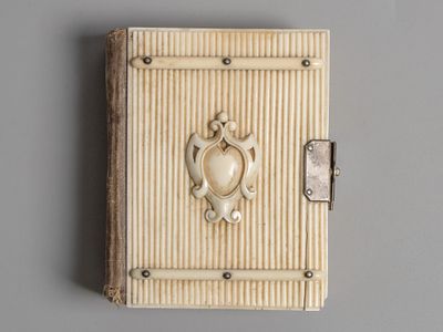 Миниатюрный фотоальбом с репродукциями картин и несколькими частными фотографиями. Рубеж XIX-XX 