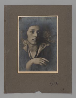 [Фотография М. Наппельбаума. Автограф] Надежда Константиновна Шведе-Радлова. Фотография. 1922. Ф 