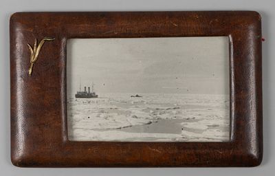 Пароход &laquo;Ленин&raquo; во льдах 8-10 баллов. Фотография. 1940. Фотография в кожаной рамке с накладкой. 