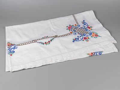 Скатерть. Цветочные ограды. Карелия. Пер.треть XX в. Хлопок, мулине, вышивка крестом. Размер 