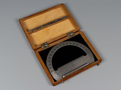 Штурманский транспортир. СССР, 1950-е. Металл, дерево. В родном футляре. Размер футляра 15Х19 