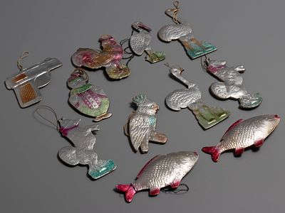 Елочные игрушки. 11 шт. СССР, 1950-е. Картонаж. Разных размеров. Состояние ближе к хорошему.