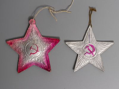 Елочные игрушки. Звезда "Серп и молот". 2 шт. СССР, 1940-1950-е. Картонаж. Размер: 8,8х9,3 см. 