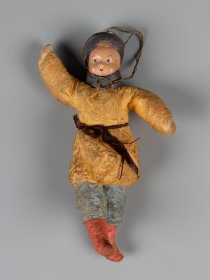 Елочная игрушка. Хлопец. 1950-е. Вата, папье-маше. Высота 12 см. Значительное загрязнение. 