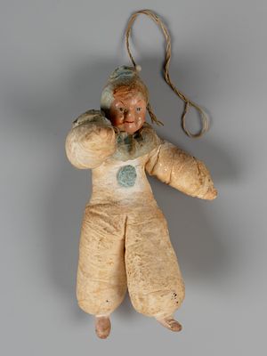 Елочная игрушка. Арлекин. 1950-е. Вата, папье-маше. Высота 12 см. Значительное загрязнение. 